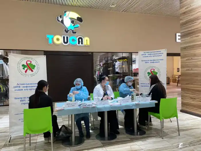 Акцию по профилактике и борьбе со СПИДом провели в столичных торговых центрах (2)