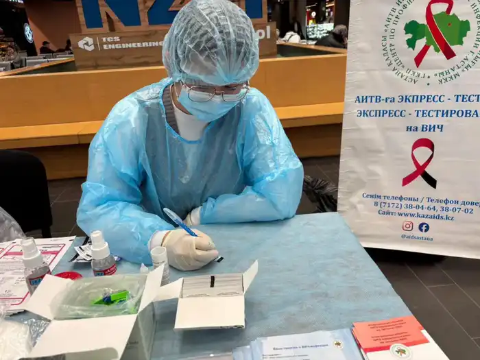 Акцию по профилактике и борьбе со СПИДом провели в столичных торговых центрах (4)