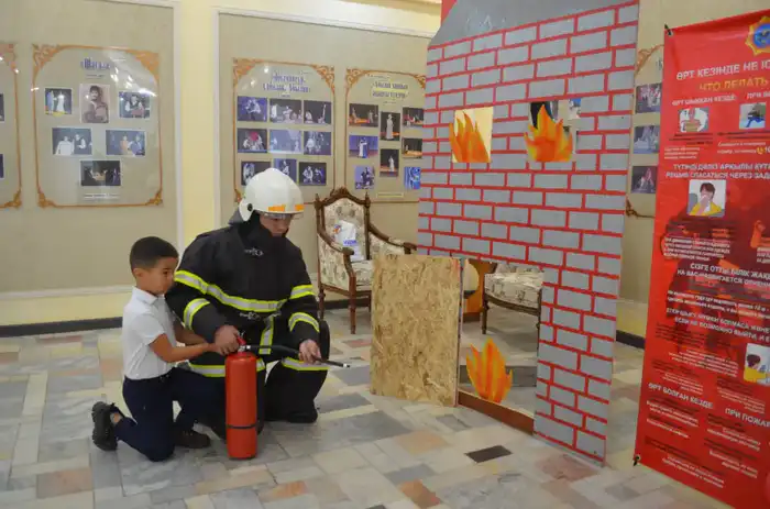Формирование культуры безопасности: спасатели обучают детей действиям при ЧС (8)
