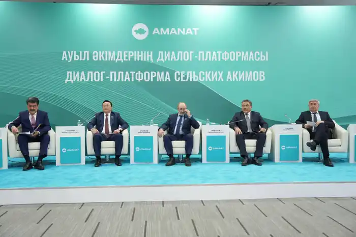 Министр экологии Казахстана Е.Нысанбаев на панельной сессии обсуждает сельское хозяйство и рациональное использование природных ресурсов