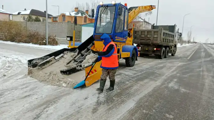 В Астане продолжается активная уборка снега: задействовано почти 3 000 рабочих
