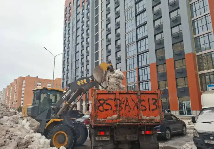 В столице продолжается уборка снега: почти 3 000 коммунальщиков и 1 266 единиц техники на работе