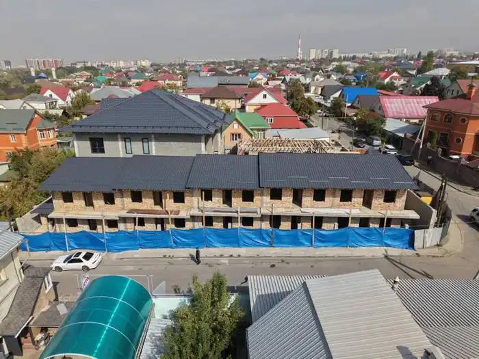 Снос незаконного двухэтажного здания начался в Алматы