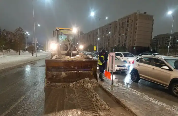 Коммунальные службы Астаны работают круглосуточно для борьбы с зимними метелями и обеспечивают безопасность передвижения по городу