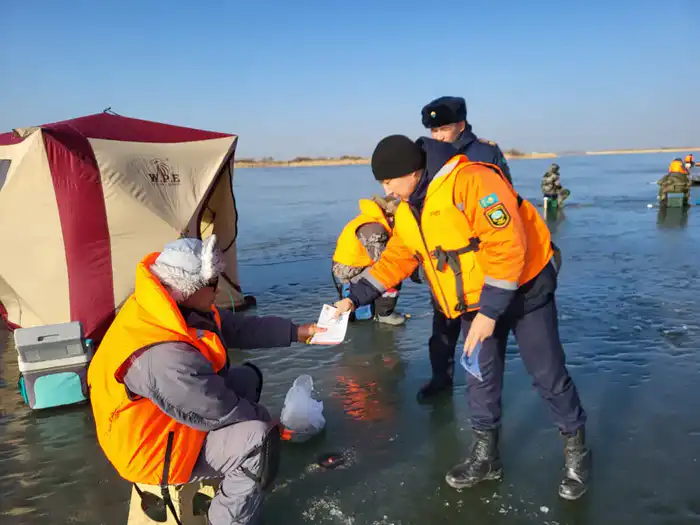 МЧС предупреждает: выход на тонкий лёд крайне опасен (7)