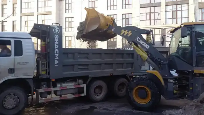 Около 500 единиц спецтехники задействуют в снегоуборке ночью в Астане (2)