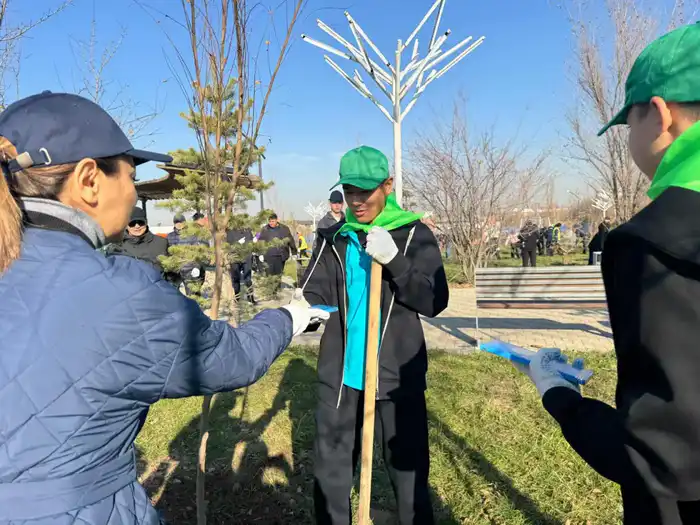 В Наурызбайском районе Алматы продолжается массовая посадка деревьев (4)
