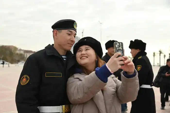 На берегу Каспия более 200 матросов присягнули на верность Родине (2)