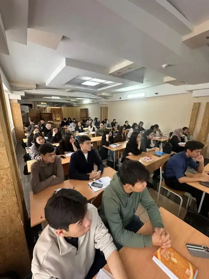 Студенты Казахстана участвуют в республиканской экоакции "Таза Қазақстан" для повышения экологической сознательности