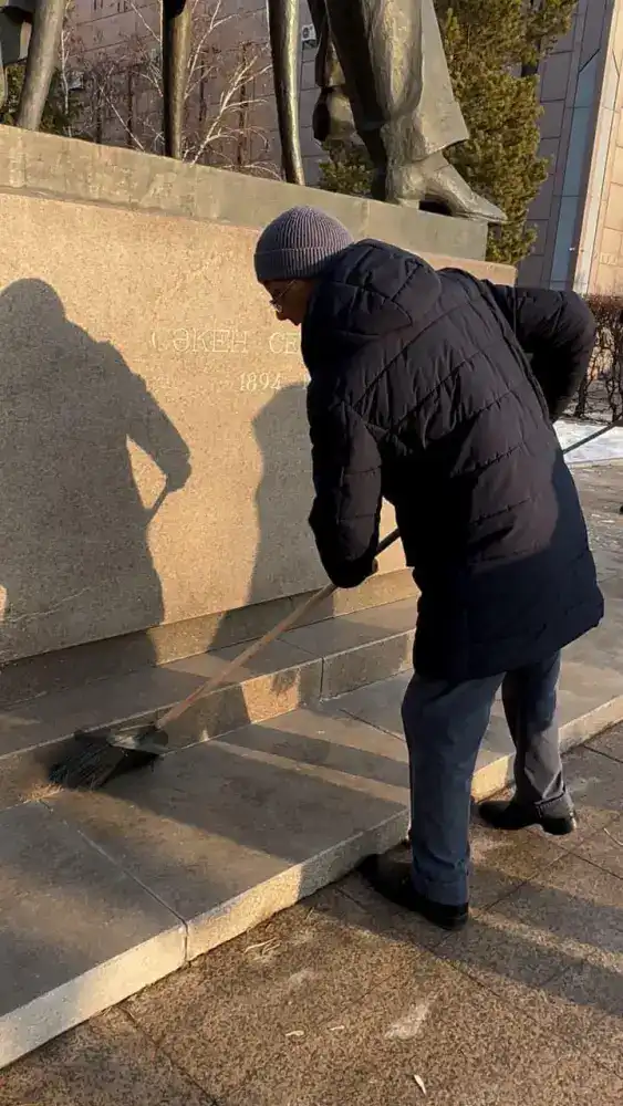 Студенты и музейные работники объединились для благоустройства памятника Сакену Сейфуллину в Астане