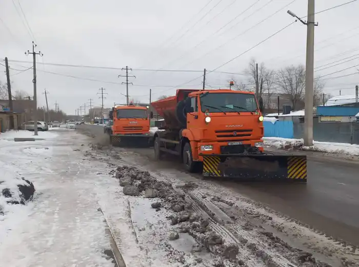 Почти 3 000 коммунальщиков задействованы в работах по уборке снега и наледи в столице (2)