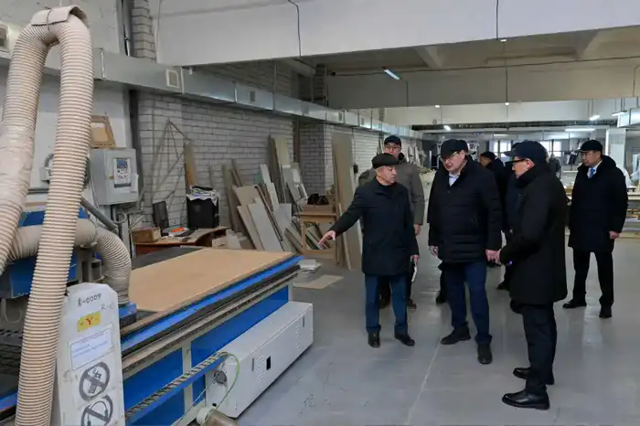 Поддержка отечественного производства: Аким области посетил ТОО "Solo – интерьер"
