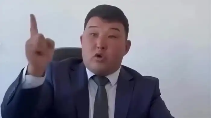 Аким Восточно-Казахстанской области Нурымбет Сактаганов объяснил, почему сельского акима, попавшего в скандальное видео, не уволили. На брифинге он отметил, что действия акима были неприемлемыми, однако решение о его увольнении требует более глубокого ана