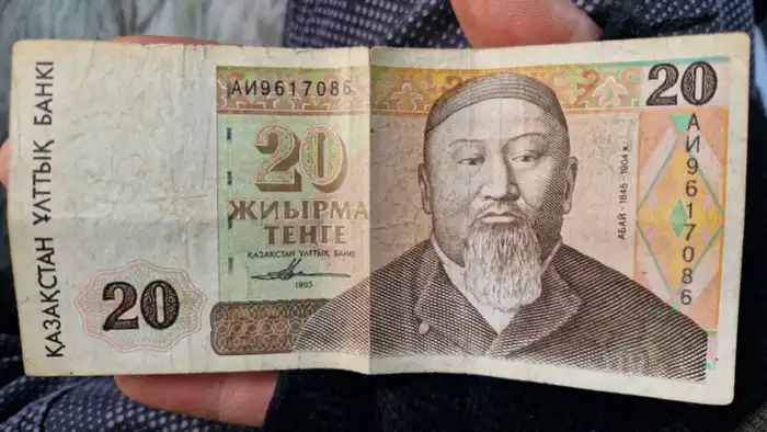 Редкая 20-тенговая купюра с портретом Абая вызывает интерес и обсуждение среди пользователей сети
