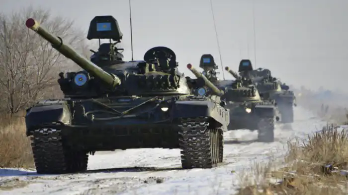 Министерство обороны Казахстана предупредило граждан о передислокации военной техники по железной дороге и автодорогам, что может привести к временным ограничениям на дорогах.