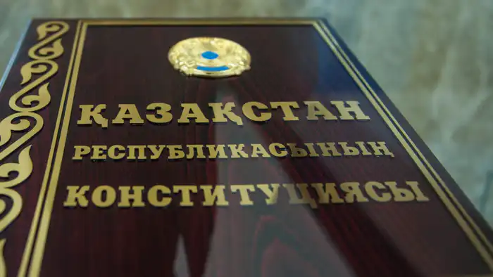 Конституция как компас: новые направления, базовая ставка как якорь, и проблемная купюра — тень на финансовом горизонте. Дайджест новостей 28 ноября от Tengrinews.kz.