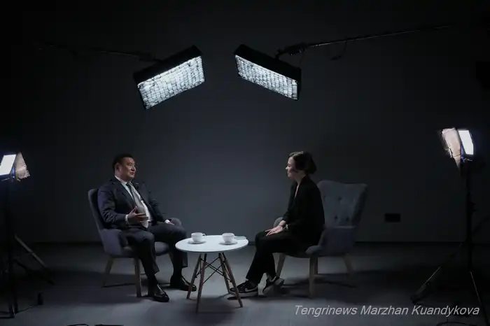 Марат Ахметжанов и корреспондент во время записи интервью. Фото: ©️ / Маржан Куандыкова