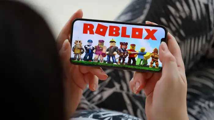 Генеральный прокурор Техаса Кен Пакстон подал иск против Roblox, обвиняя платформу в недостаточной защите детей от онлайн-педофилов