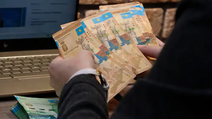 Казахстан рассматривает повышение минимальной заработной платы в 2027-2028 годах: международный взгляд на экономические изменения