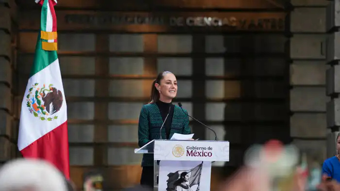 Президент Мексики: в объятиях непрошеного внимания на фоне народной любви