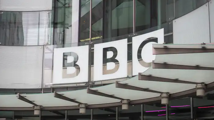 Генеральный директор BBC Тим Дэйви ушел в отставку на фоне скандала, связанного с обвинениями в некорректном редактировании речи Дональда Трампа. Это решение стало следствием общественного недовольства и критики в адрес вещательной компании за манипуляции