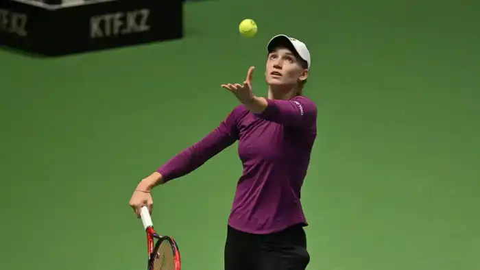 Елена Рыбакина одержала победу над Игой Швентек во втором матче Итогового турнира WTA