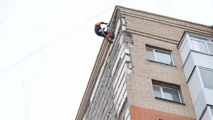 Фасад обрушился: фельдшер стал жертвой строительного бардака