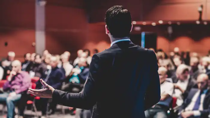 Сенатор Амангельды Есбай выступил с требованием навести порядок среди коучей и психологов в Казахстане. По его словам, все больше граждан становятся жертвами 'лжекоучей' и самопровозглашённых специалистов, что негативно сказывается на семьях и обществе в 