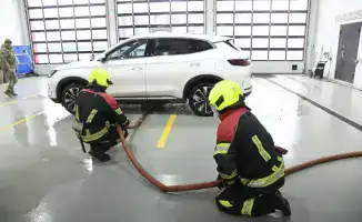 Электрические огни: как столичные спасатели учат тушить пламя в мире электромобилей