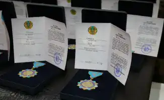 Церемония награждения ученых нагрудными знаками «Ахмет Байтұрсынұлы» и «Ана тілін дамытуға қосқан үлесі үшін»