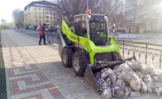 Астана в снежном плену: 370 единиц спецтехники ведут борьбу с зимними стихиями ночью