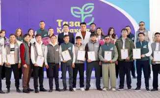 Награждение молодежи в Туркестане участие в программе Таза Қазақстан экологические инициативы