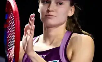 Елена Рыбакина становится первой чемпионкой из Азии на Итоговом турнире WTA, обыграв Арию Соболенко