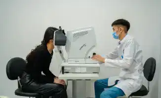 Международные хирурги восстанавливают зрение пациенту с инвалидностью в столице