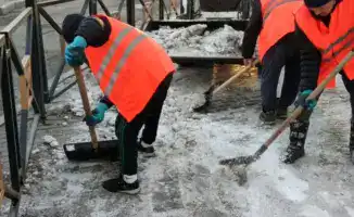 В Астане почти 3 000 дорожных рабочих продолжают борьбу со снегом в условиях неблагоприятной погоды