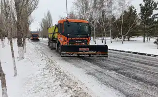 Ночная уборка снега в Астане: более 1200 единиц техники и 800 рабочих для обеспечения безопасности на дорогах