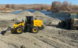 В рамках противопаводковых мер в Жетісу очищают русла рек и строят защитные дамбы