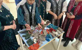 Пенсионеры Астаны в Международный день недоношенных детей вяжут носки и шапки для малышей