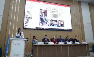 Спортсмены предупреждают студентов о рисках наркозависимости на акции "Астана — есірткісіз қала"