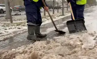 В Астане почти 3 000 коммунальщиков активно убирают снег и наледь