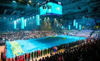 В Астане раскрытие крупнейшего флага «Закон и порядок» символизирует единство студентов и общественности