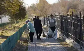 В Казыгурте прошёл субботник: жители и власти очистили территорию и посадили деревья