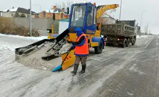 В Астане продолжается активная уборка снега: задействовано почти 3 000 рабочих
