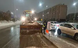 Коммунальные службы Астаны работают круглосуточно для борьбы с зимними метелями и обеспечивают безопасность передвижения по городу