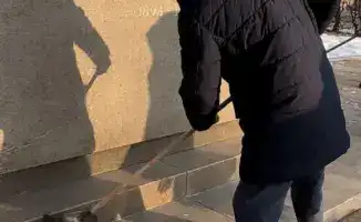 Студенты и музейные работники объединились для благоустройства памятника Сакену Сейфуллину в Астане