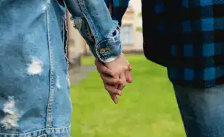 Депутат Казахстана о запрете ЛГБТ-пропаганды: 'Мужчины могут гулять, взявшись за руки'