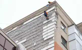 В Астане продолжается расследование инцидента с обрушением облицовки жилого дома на людей, в уголовном деле добавлена новая статья. Заместитель министра внутренних дел Санжар сообщил о ходе расследования.