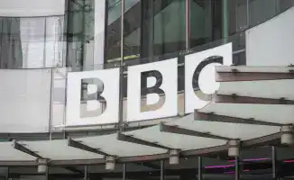 Генеральный директор BBC Тим Дэйви ушел в отставку на фоне скандала, связанного с обвинениями в некорректном редактировании речи Дональда Трампа. Это решение стало следствием общественного недовольства и критики в адрес вещательной компании за манипуляции