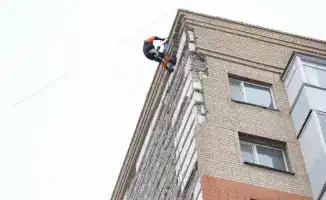 Фасад обрушился: фельдшер стал жертвой строительного бардака