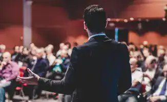 Сенатор Амангельды Есбай выступил с требованием навести порядок среди коучей и психологов в Казахстане. По его словам, все больше граждан становятся жертвами 'лжекоучей' и самопровозглашённых специалистов, что негативно сказывается на семьях и обществе в 